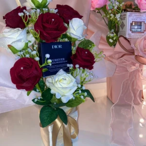 Dior bukett - Sminkbuketter med egen valda skönhetsprodukter. Besök instagram för mer information: Desbouquetss 🫶🏻 PS. Priset på denna annons gäller endast denna specifika bukett. Priset skiljer sig åt beroende på produkter och storlek. 