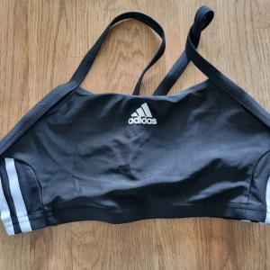 Topp - En topp, typ bikini.  Men den har använts som sporttop vid volleyboll.  