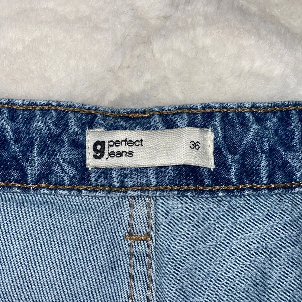 Helt oanvända jeans från ginatricot, lappen är dock inte kvar! Strl 36. . Jeans & Byxor.