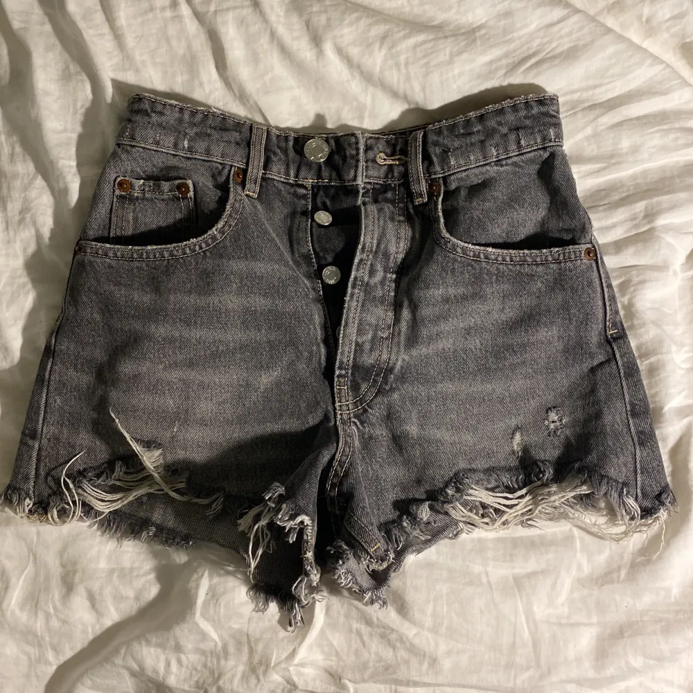 Högmidjade jeansshorts från Zara. Shorts.