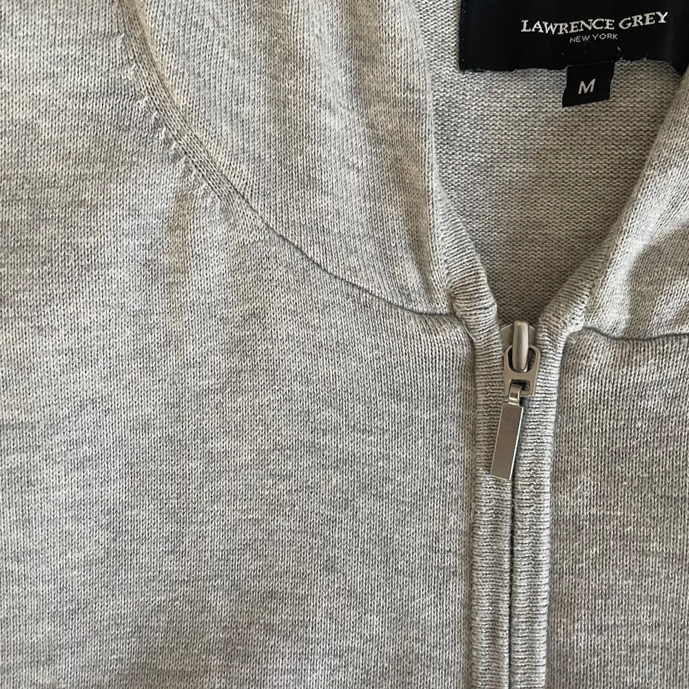 Säljer min stickade hoodie ifrån Lawrence Grey, nypris ligger på ca 1200. Den är i riktigt fint skick. . Hoodies.