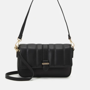 Svart väska  - Fin svart Anna Field väska i svart. Super bra skick. 