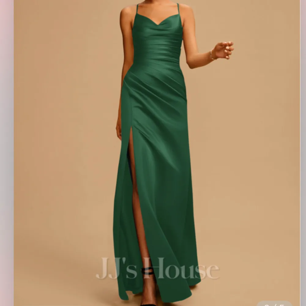 Säljer nu min balklänning från JJ’sHouse! Köptes för 1500kr i färgen jägargrön. Klänningen är i fint skick och supersnygg på🥰skriv för mått osv!. Klänningar.