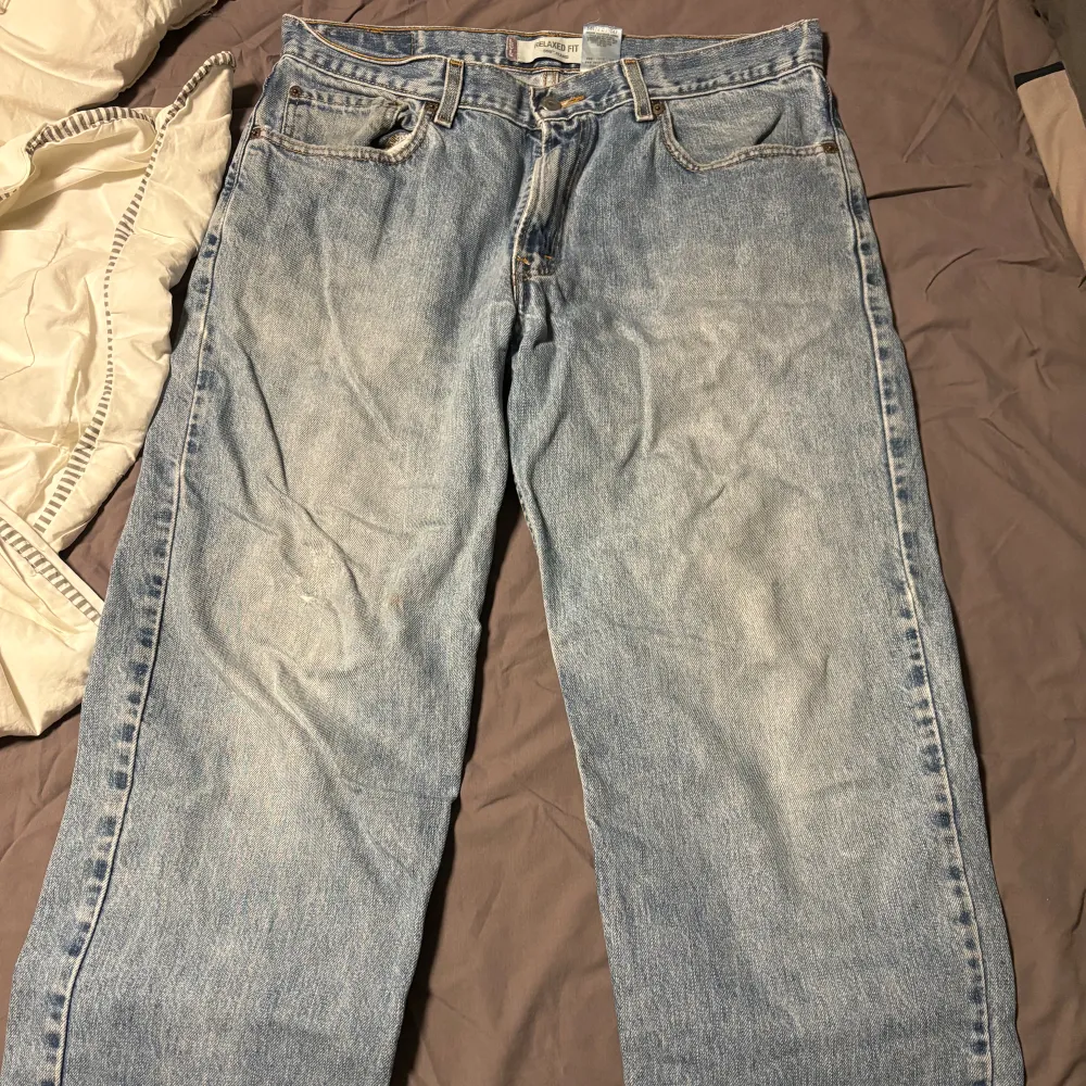 Säljer mina Vintage Levi’s 550 jeans då de har blivit förstora. Modellen är relaxed och de har en skön tvätt.  Hör av dig vid intresse eller om du har fler frågor☺️. Jeans & Byxor.