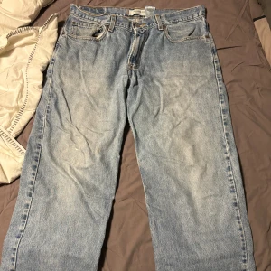 Levis 550 - Säljer mina Vintage Levi’s 550 jeans då de har blivit förstora. Modellen är relaxed och de har en skön tvätt.  Hör av dig vid intresse eller om du har fler frågor☺️