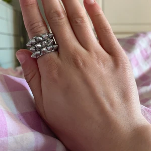 Edblad ring  - Edblad ring i jättefint skick! Strl 16.00! Kan antingen säljas eller bytas ut mot en guldig i samma storlek!