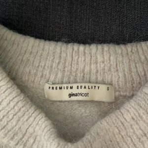 Stickad tröja - Tröjan är i bra skick, har några noppror vilket syns på bilderna!💞💞