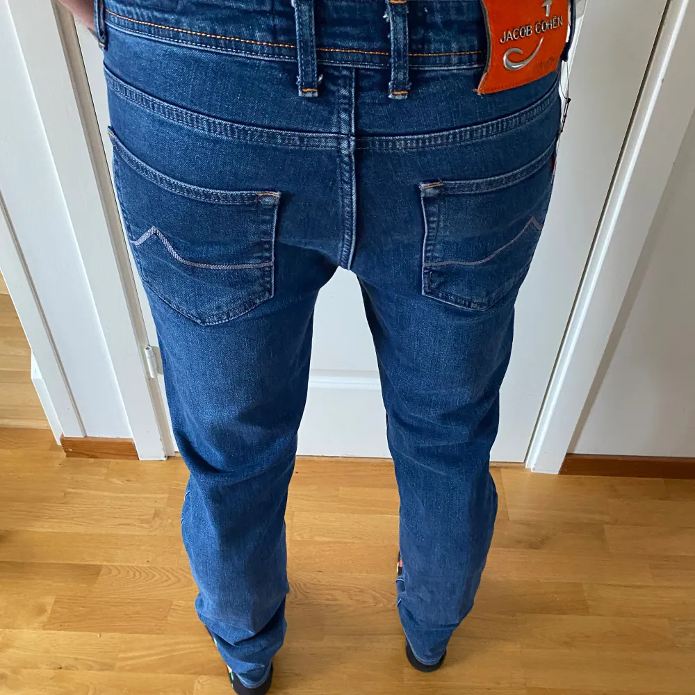 Tja! Säljer ett par Jacob Cohen jeans som gör handsydda jeans i södra Italien. Jeansen är storlek 31. Skicket är 9/10 inga defekter och varsamt använda. Vid frågor är de bara höra av dig🙌. Jeans & Byxor.