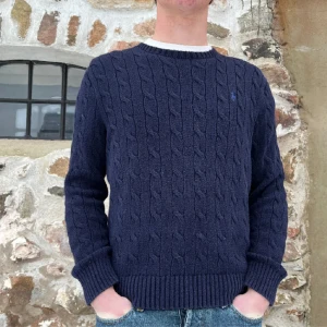 Ralph lauren kabelstickad tröja - Ralph lauren tröja i mycket bra skick och inga defekter! Pris kan diskuteras och om du har någon fråga är det bara att ställa! Modellen är 180 cm lång