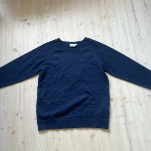 Fin blå stickad tröja från Isolde 💙 - Jättefin stickad tröja, aldrig använd!💓