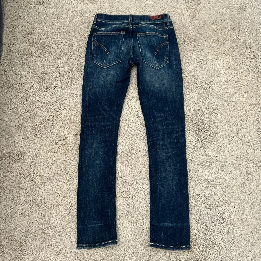 Tjena! Säljer nu dessa riktigt schyssta dondup jeans med tvätt och feta slitningar. Är extremt bra skick då de använts fåtal gånger. Tveka inte på att höra av er vid fler frågor eller funderingar!🙌🏽. Jeans & Byxor.