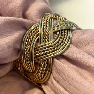 Armband - Väldigt snygg och moderikt armband som kan anpassa storleken. Skick 10/10. Drygt 3 cm bred :)