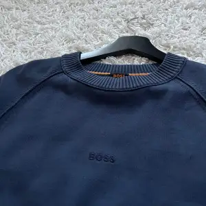Snygg o skön tröja från BOSS! Storlek medium och marinblå i färgen🔵 Schysst stickat material