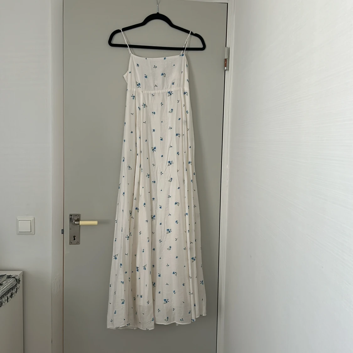 Lång blommig klänning  - 90