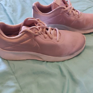 Nike sneakers - Lite använda, väldigt bra skick. 