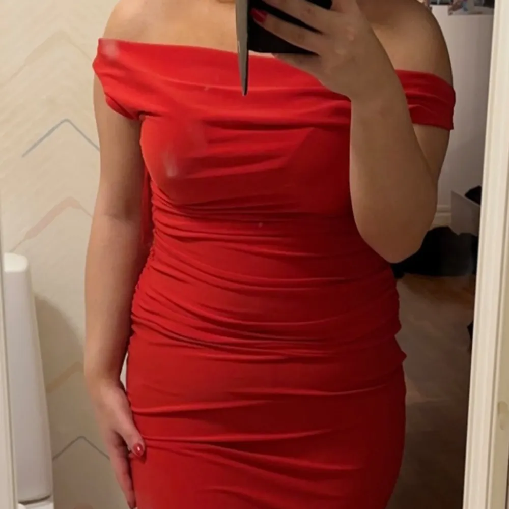 Röd klänning i st S för 200kr. Klänningar.