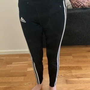 Adidas byxor - Jätte bra skick! Det står på byxor storlek L men jag är storlek S och de sitter jätte bra.