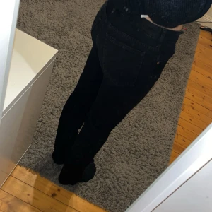 Svarta jeans - Säljer svarta jeans från bikbok, dom är lågmidjade och raka i benen. Inte använda mycket alls, kan skicka fler bilder vid intresse💕