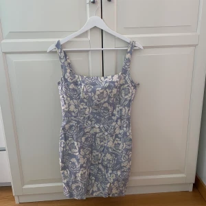 Blommig klänning - Miniklänning men blommor från NA-KD! Har inte använts så mycket.