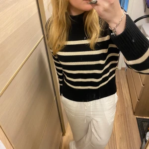 Randig tröja  - Säljer denna superfina randiga tröjan från Gina. Inga defekter 💕