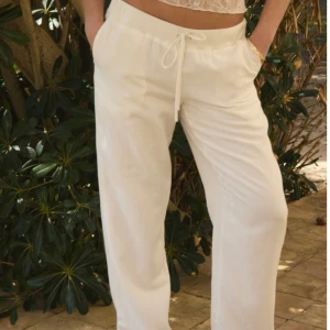 Linnebyxor - Vill byta mina linnebyxor i storlek S till ett par i storlek M, de är från Nelly helt nya endast testade❤️Kan tänka mig att sälja❤️