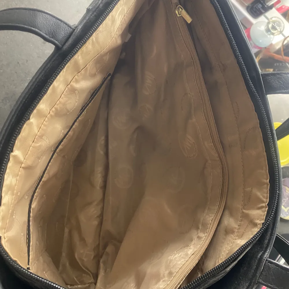 (Pris kan sänkas!!!!) Säljer denna fake Michael Kors väska då den aldrig kommer till användning.  Har använts ungefär 1 gång och inga repor finns (de är damm på bilden) men de fixas sjävklart om den säljs!💕💕. Accessoarer.