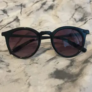 Svarat snygga solglasögon för sommaren😍 Sååå fina ,för 15kr!!köp innan det blir försent,kommer med fodral  