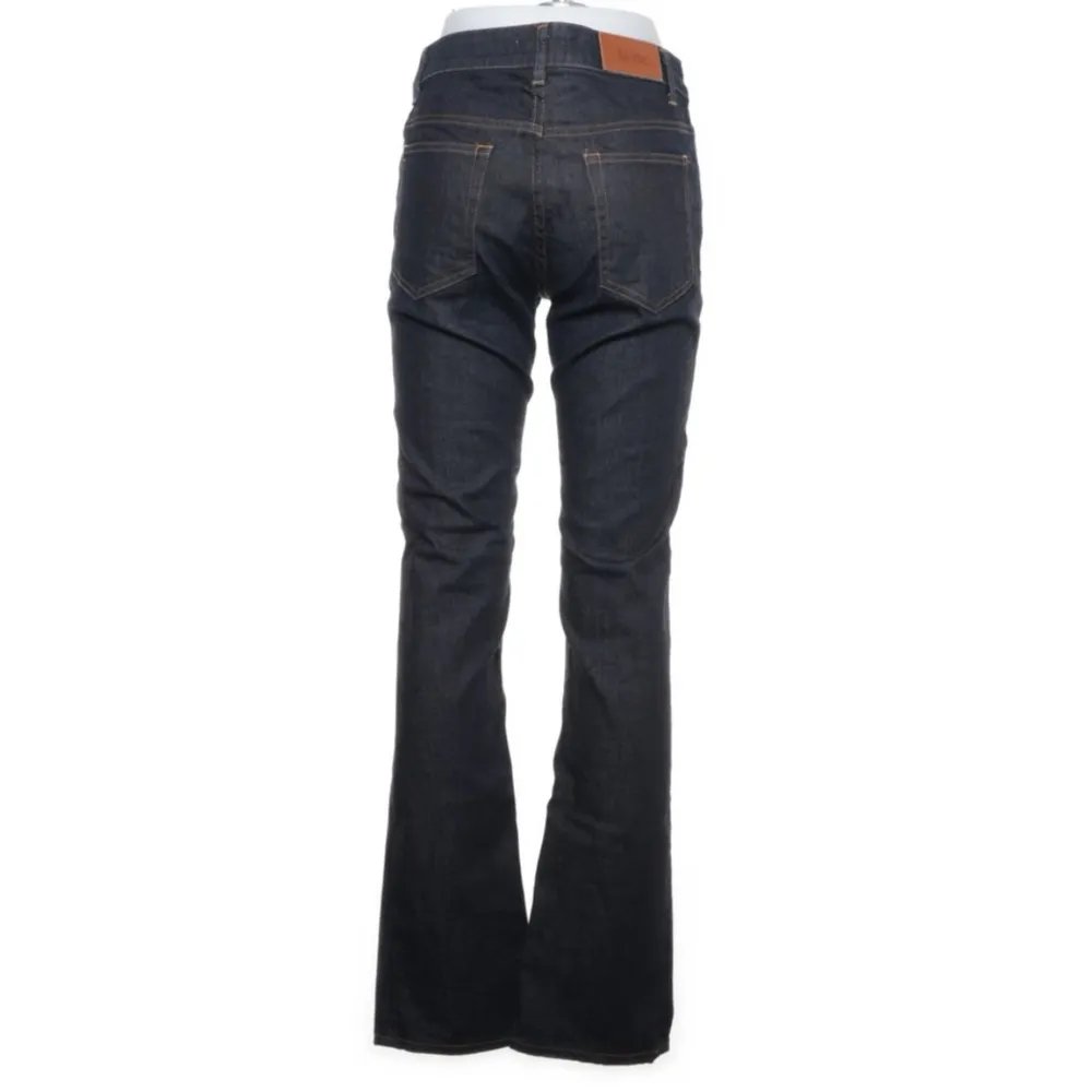 Säljer dessa super snygga acne jeans, säljer då de inte passar mig längre. Storlek 31/32, köpta från Sellpy för 470kr, säljer för 200 kr. Jeans & Byxor.