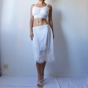 Vitt kjol & topp set - • WHITE SHEER TOP AND SKIRT, WITH RUFFLES AND PINK ROSES. RE-DESIGNED FROM VINTAGE DRESS TO TWO PIECE SET  • SIZE - XS-S • BRAND - Upcycled Vintage