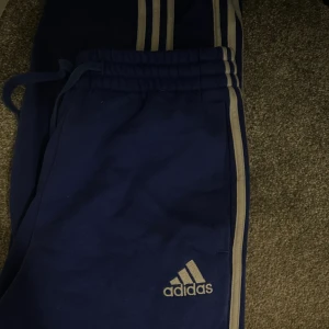 Adidas mjukisbyxor  - Säljer dessa blå mjukisbyxor från adidas, så sjukt mjuka! Storlek S