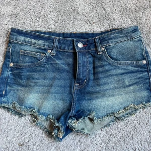 Jeans shorts - Så himla snygga jeans shorts som är låg midjade, perfekta till sommaren!  