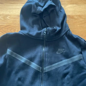 Nike tech fleece - Storlek 158-170cm.  Lite nopprig på ett ställe vid vänster höft, annars i gott skick.