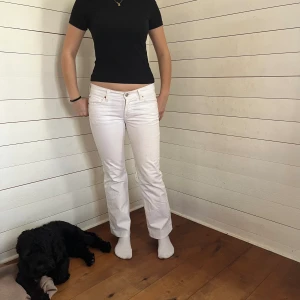 Lågmidjade jeans - Jeans nr: 11  Midjemått(rätt över): 38 Innerbenslängd: 72 Modellen är: 168  Skriv om ni har några frågor💗//Perfectjeans 