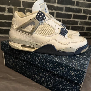 Jordan 4 Midnight Navy - Jordan 4 Midnight Navy storlek 44.5 Köpta från GOAT för lite över ett år sedan så de är använda men fortfarnande bra skick