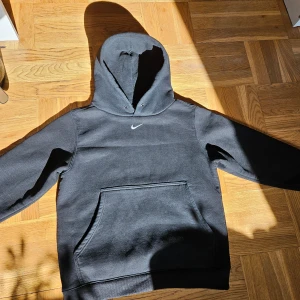 Nike vintage center swoosh  -  måtten är Axel 48 cm Längd 65 cm 