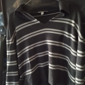 Randig grå tröja  - Säljer denna snygga randiga tröjan i storlek M och är i god skick. Den är mjuk och skönt, samt ganska luftig material. Köpte den på Vero moda. 