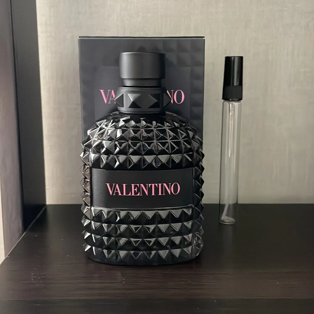 Jag säljer en 10ml splitt av min Valentino born in Roma!🟣⚫️ Som är en perfekt doft nu när det är vår!☀️ Det är även perfekt för dig som bara vill testa parfymen innan du köper en hel flaska. Skicka ett meddelande om du har några frågor!☺️. Övrigt.