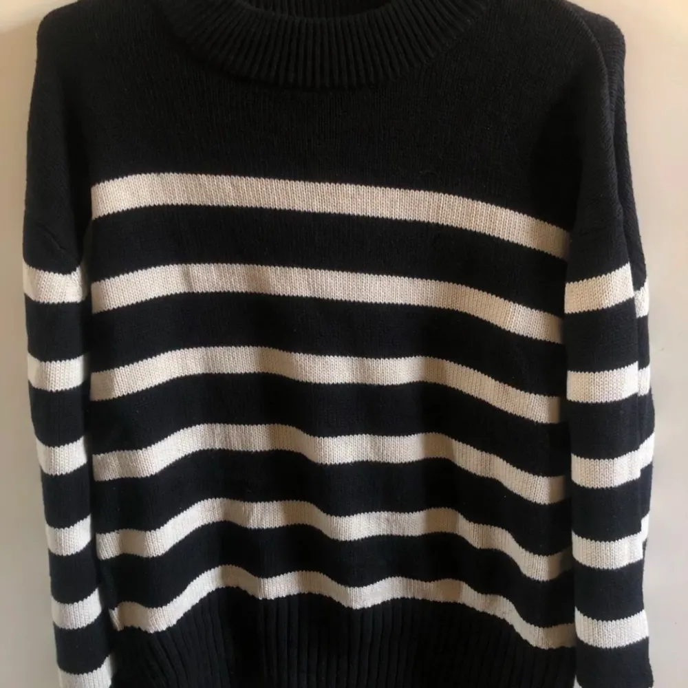 Säljer den här stickade tröjan från Gina Tricot. Den är använd ett fåtal gånger. . Stickat.