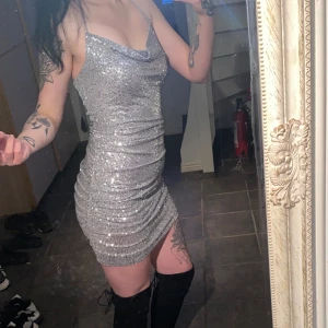 Silver paljettklänning - Superfin silvrig paljett klänning från Bikbok storlek S som aldrig blivit använd. 
