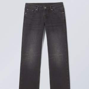 Säljer dessa helt oanvända och slutsålda jeans från Weekday i modellen Arrow (low straight jeans). Storlek 27/34. Ordinarie pris 590kr. Kan sänka pris till 370kr vid snabb affär 