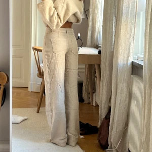 Linnebyxor beige - Superfina linnebyxor från Zara i storlek XS. Har tyvärr inte kommit till användning då jag har ett par liknande, så dom är i nyskick 🌟Jag är 1,60 och bär de mid waist. Möter gärna upp i Stockholm 🌸