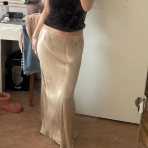 Kjol  - Jättefin långkjol från hm 💗resorband i midjan som gör den töjbar i midjan, helt oanvänd och lappen kvar 💗