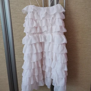 VOLANG klänning - Magisk volangklänning🤍 Kan posta först om en vecka, helt ny💗