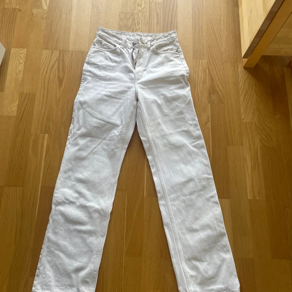 Modellen Row.  Cream White . Jeans & Byxor.