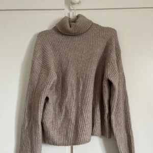 Stickad polo - Beige varm stickad polo som inte kommer till användning längre! Lappen finns inte kvar på tröjan men skulle tro att den är i S! 