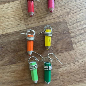Gulliga pen-örhängen! - Super söra pen-örhängen! Ett par för 5 och alla för femton💞 Kontakta!!