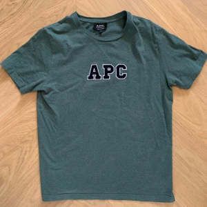 A.P.C T-Shirt - Svinsnygg apc tischa som jag köpt men tyvärr var pyttelite stor för mig. Storlek L men är liten i storlek. Skulle säga storleken är stor small-medium. Inget slitage riktigt bra skick. 