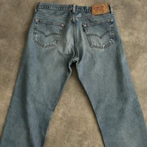 Snygga baggy levi’s jeans! Både gjorde för kvinnor och män.💕💕 