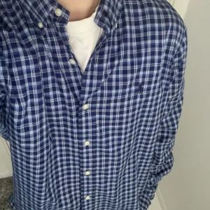 Ralph Lauren skjorta - En riktigt snygg rutig Ralph Lauren skjorta som är topp skick. Inga defekter eller någoting sånt. Storlek M. Tveka inte på att skriva vid minsta fundering!