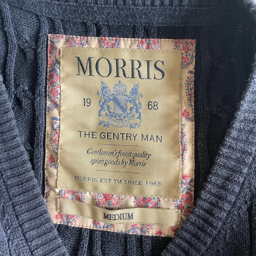 Säljer denna Morris sweatshirt då den är för stor. Bra skick och stilren tröja som passar perfekt över en skjorta.  Pris kan diskuteras vid snabb affär. Tröjor & Koftor.